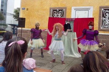 Espetáculo teatral chama a atenção no Largo dos Amores