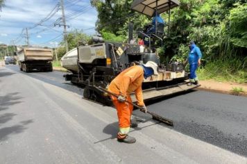 Prefeitura de Itapetininga faz recapeamento na Rodovia Aristides da Costa Barros, próximo da Vila Mazzei