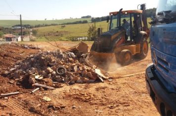 Prefeitura de Itapetininga remove entulho de construção civil e podas de galhos no Jardim São Camilo