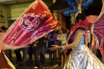 Nem a chuva atrapalhou o desfile de carnaval 