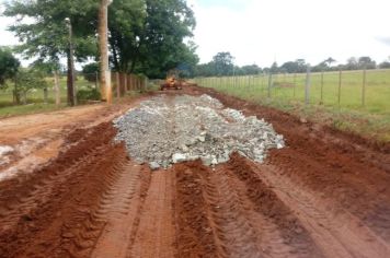 Prefeitura de Itapetininga faz manutenção e cascalhamento nas estradas vicinais na estrada entre Biscoito Duro e Canta Galo 