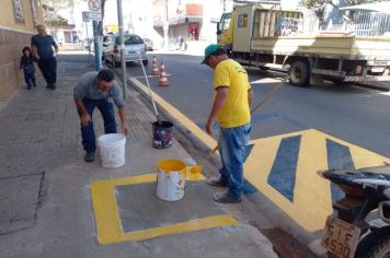 Prefeitura de Itapetininga realiza substituições de placas de sinalização na área central e executa pinturas na 5 de Novembro 