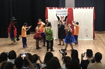 Apresentação teatral lota Auditório Municipal