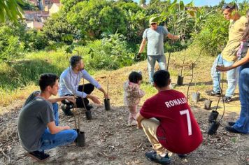 Secretaria de Meio Ambiente e alunos de arquitetura e urbanismo realizam plantio de árvores no Central Parque 4 L