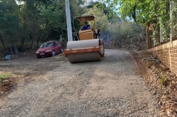 Prefeitura de Itapetininga recupera estrada vicinal do Mato Seco com  cascalhamento de pedras 