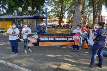 Campanha “Esmola Não, Cidadania Sim” tem ação direcionada na Feira Livre da Praça Peixoto Gomide, em Itapetininga