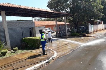 Prefeitura e Sabesp fazem parceria e realizam higienização em frente a instituições