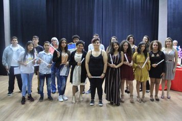 Apresentação musical e dança marcaram a entrega de certificados do programa “Parada Jovem”