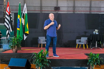 Leandro Karnal reúne 2 mil profissionais da educação municipal de Itapetininga na palestra “Educando no Mundo Líquido”
