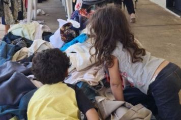 Famílias começaram a retirar as roupas doadas no Arrastão Solidário 
