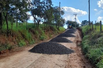 Prefeitura de Itapetininga faz manutenção e cascalhamento nas estradas vicinais para garantir acesso em bairros rurais 
