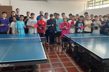 Alunos do Programa “Parada Jovem” de Itapetininga visitam a Secretaria de Esporte e realizam treino na Escolinha Municipal de Tênis de Mesa