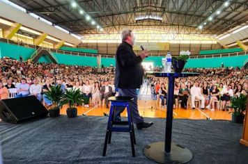 Ginásio Ayrton Senna fica lotado para assistir o educador Mario Sergio Cortella em Itapetininga