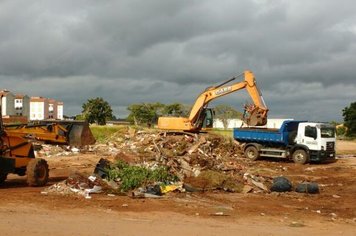 Secretaria de Obras e Serviços realiza, novamente, a limpeza de área na vila Sônia em Itapetininga