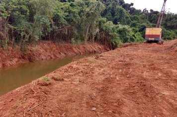 8 mil toneladas de resíduos foram retiradas do Ribeirão dos Cavalos e os trabalhos de desassoreamento e alargamento continuam no local