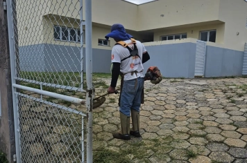 Prefeitura de Itapetininga realiza serviços de roçada, poda e limpeza em unidades de saúde e espaços públicos