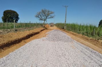 Prefeitura de Itapetininga revitaliza estradas de cinco bairros rurais do município com nivelamento e cascalhamento de pedras 