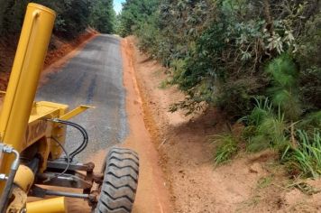 Prefeitura de Itapetininga faz manutenção e cascalhamento nas estradas vicinais da Vatinga, Rio Acima e Campo do Meio