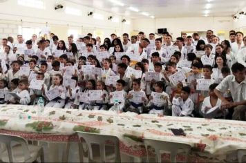 Alunos da Escola Municipal de Judô recebem certificados e faixas da Associação Kodokan em Itapetininga