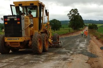 Máquinas preparam o solo para obras de recuperação da estrada vicinal do Rechã