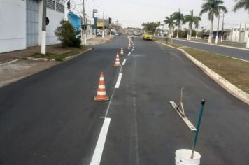 Prefeitura de Itapetininga realiza pintura da ciclovia e das faixas seccionadas e laterais  da 5 de Novembro 