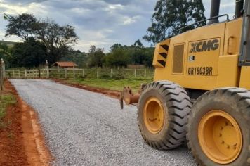 Prefeitura de Itapetininga recupera estradas vicinais com  nivelamento de pista e cascalhamento de pedras