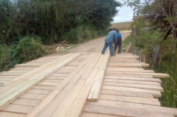 Prefeitura de Itapetininga instala assoalho novo na ponte do Bairro da Varginha