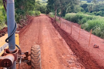 Estradas rurais dos bairros Campo do Meio e Rocinha, em Itapetininga, recebem serviços de nivelamento