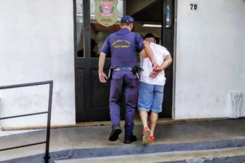  Guarda Civil Municipal prende homem com 27 porções de crack na área central de Itapetininga