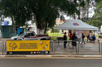 Ação da Defesa Civil de Itapetininga leva orientações preventivas sobre período de chuvas