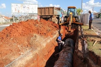 Prefeitura coloca Tubos de Drenagem na 5 de Novembro