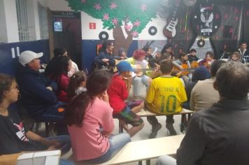 Apresentação de violão de alunos do “Parada Jovem” emociona pais em Itapetininga