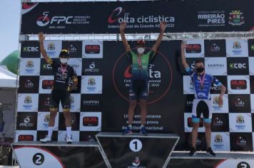 Ciclista de Itapetininga sobe ao pódio e comemora vitória