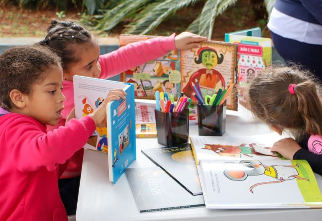 Carreta Literária chega com 500 livros didáticos