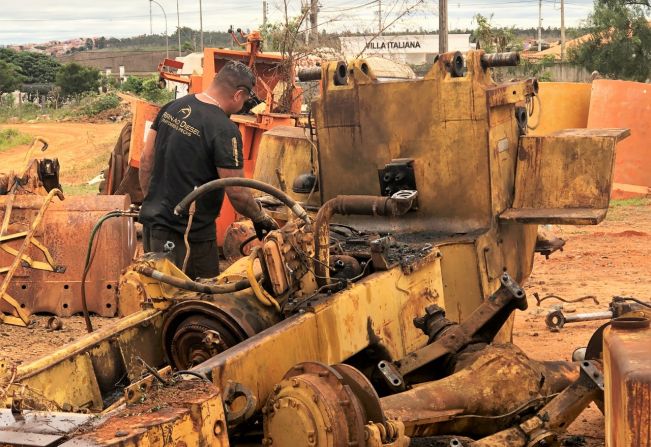 Leilão retira veículos inservíveis do pátio da antiga Ceagesp