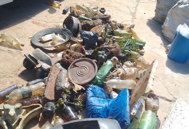 Ação da Prefeitura retira 150 kg de materiais durante limpeza no Rio Itapetininga