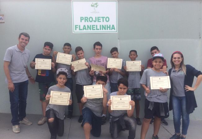 Jovens do Projeto Flanelinha recebem certificados de honra ao mérito