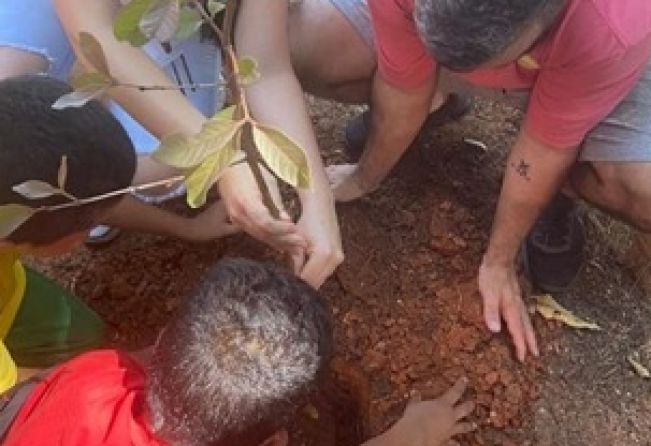 Secretaria do Meio Ambiente  de Itapetininga realiza plantio de mudas frutíferas no Projeto Sexta é Nóis