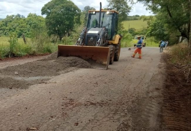 PREFEITURA DE ITAPETININGA REALIZA LIMPEZA E MANUTENÇÃO NA ZONA RURAL