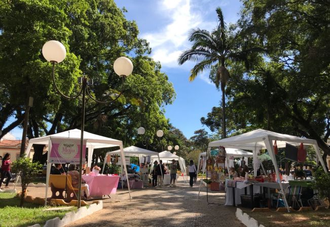 Feira de Artesanato é realizada todos os sábados na Praça Peixoto Gomide