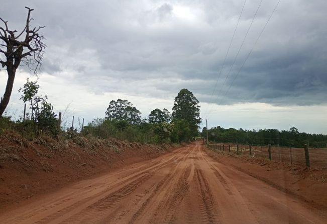 Obras de nivelamento de estradas seguem no Bairro Viracopos