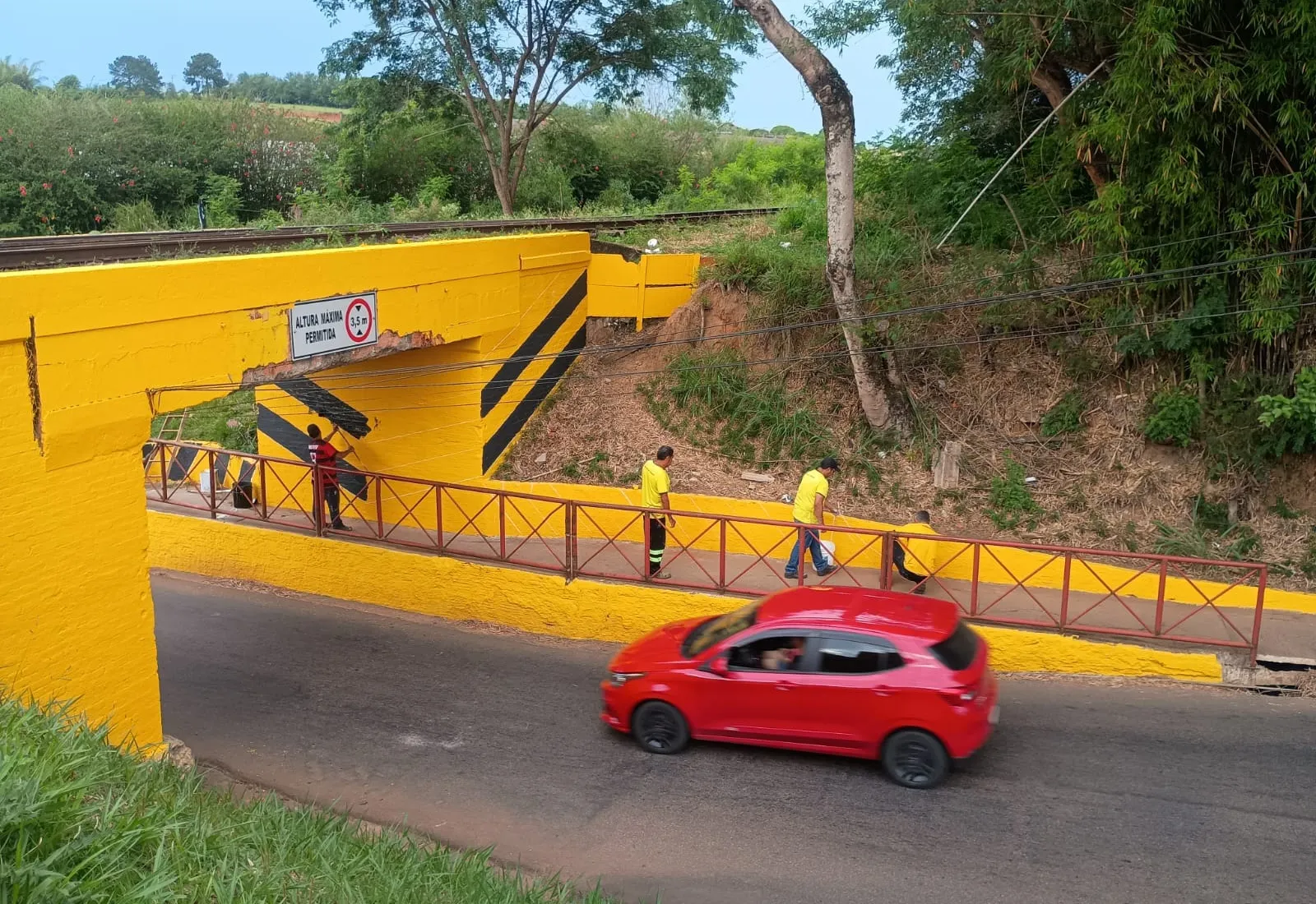 Secretaria de Trânsito está finalizando instalação de dispositivo eletrônico de alerta de altura no Pontilhão da Vila Mazzei