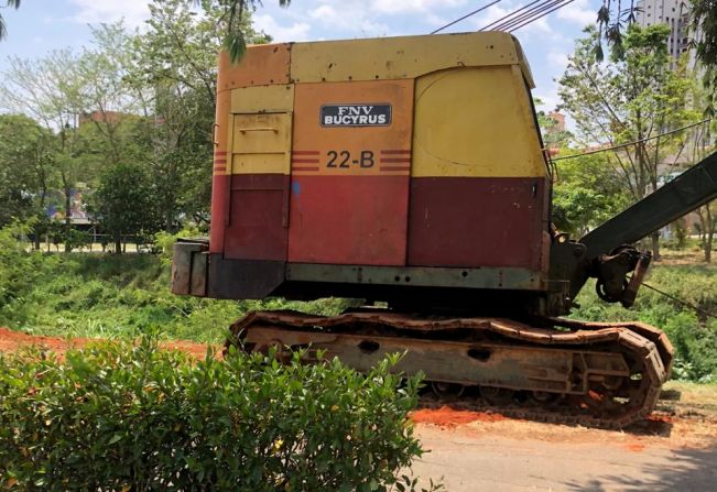 Início de limpeza e desassoreamento do Ribeirão do Chá, na vila Barth