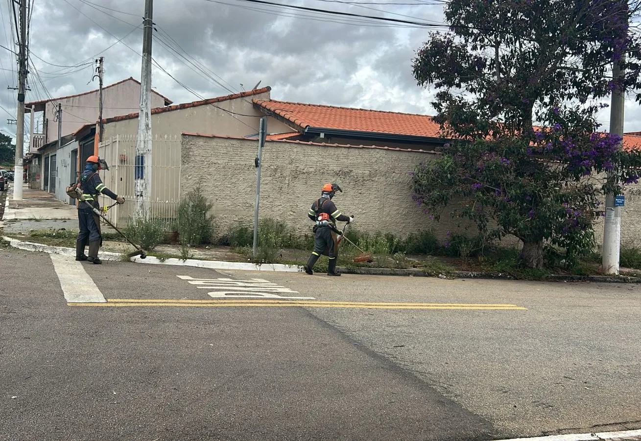 Prefeitura intensifica serviços de roçada e limpeza em diversos pontos da cidade