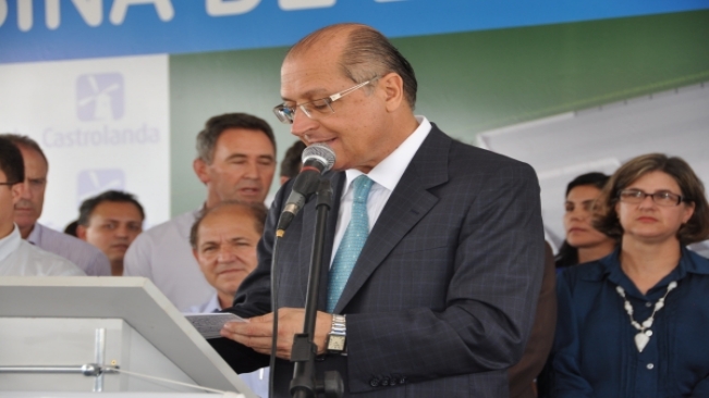 Governador  lança pedra fundamental de indústria de laticínios