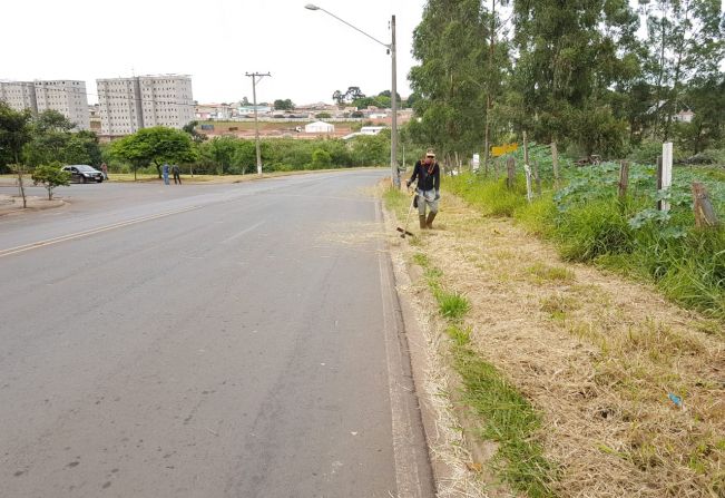 Serviços de limpeza e roçagem em vários bairros de Itapetininga