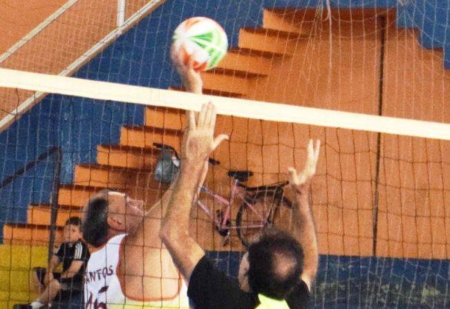 Vôlei adaptado vence a Liga Regional