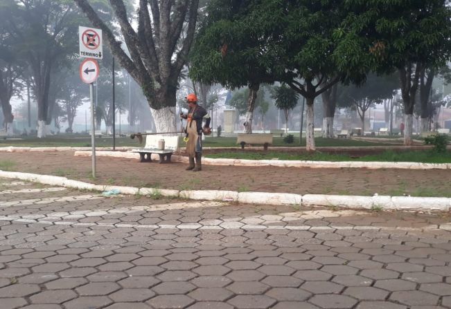 Secretaria de Serviços Municipais realiza varrição, roçada e capinagem em praças e avenidas de Itapetininga