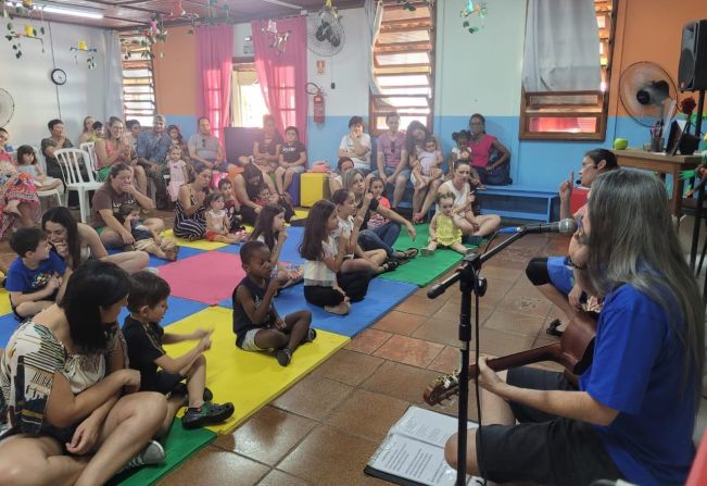 3ª edição do “Tarde de Histórias”, com a presença da autora Regina Rochel Ruivo, reúne crianças e pais no Espaço Estação Leitura