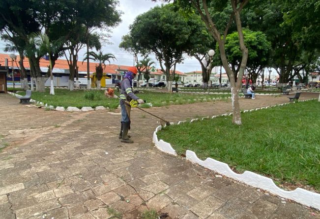 Secretaria de Serviços Municipais realiza limpeza e roçada em avenidas e praças de Itapetininga